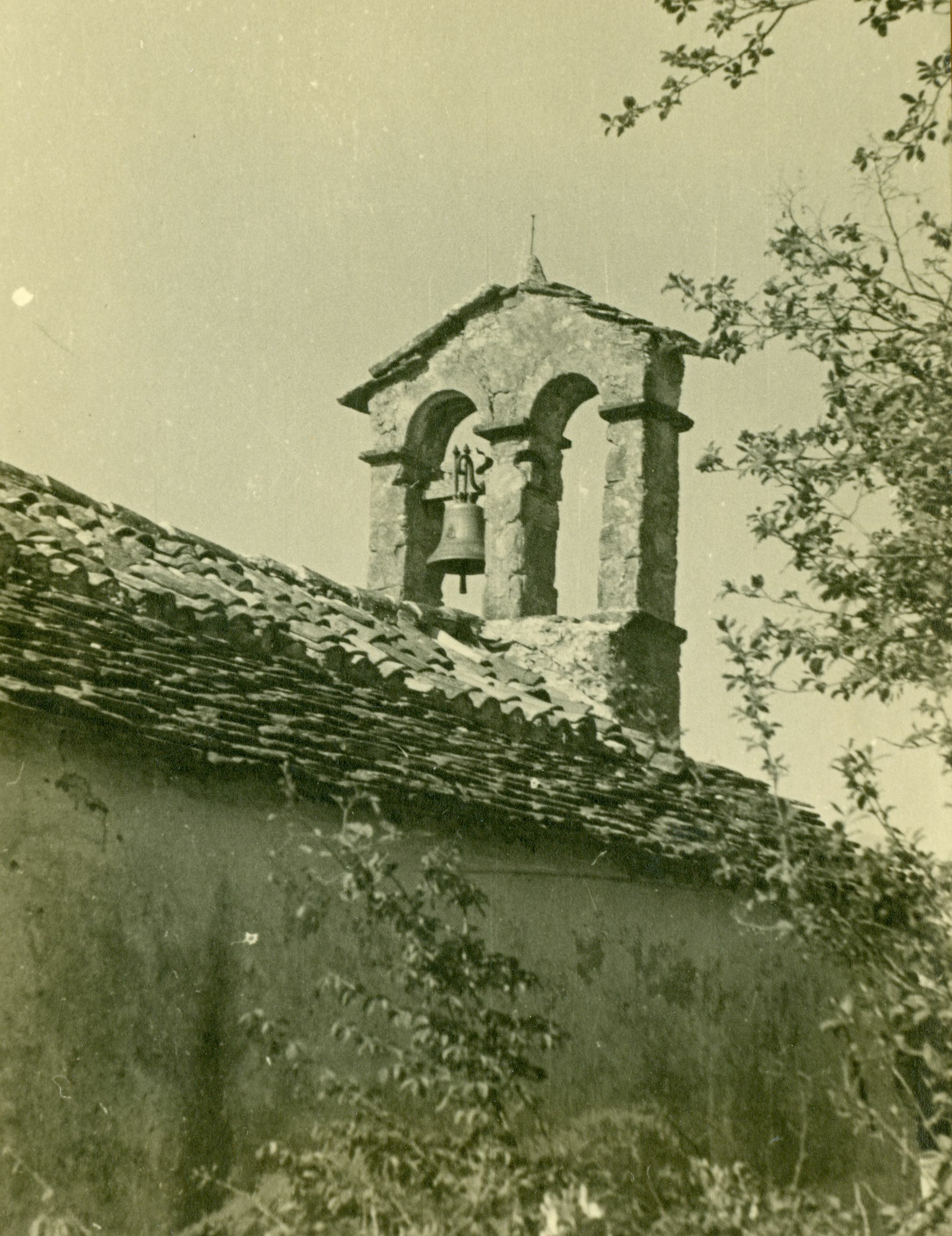 Branko Fučić, Gologorica (Cerovlje), kapelica iz 1740. god. pred ulazom u mjesto, detalj: zvonik na preslicu i dio krova