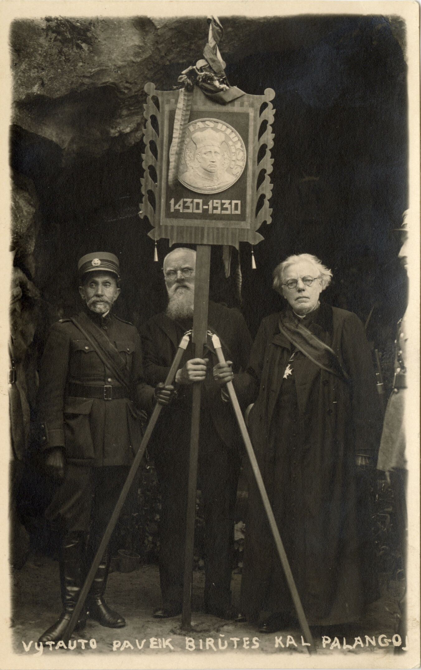 Nežinomas fotografas, M. Barkausko, gyvenusio Kuršėnuose, Vytauto Didžiojo paveikslas 1930 m. nešamas apie Lietuvą