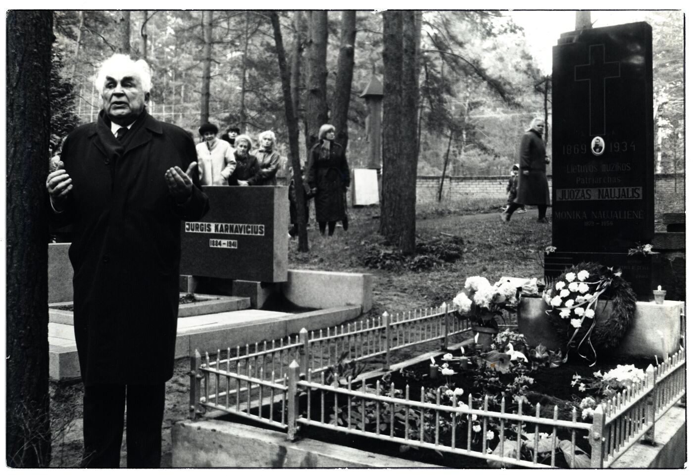 Nežinomas fotografas, Konradas Kaveckas prie J. Naujalio kapo
