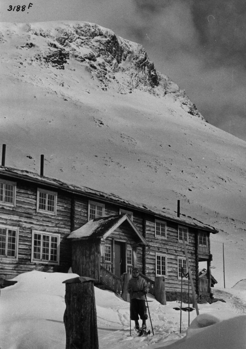Anders Beer Wilse, Skiløper ved Spiterstulen i Visdalen i Jotunheimen med snødekte fjell.