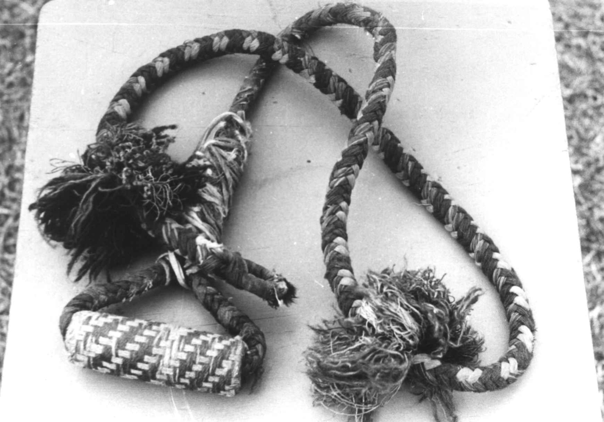 Anna Grostøl, Flettet sengebånd med håndtak og pyntedusker.Rostadal, Målselv, Troms 1940-årene.