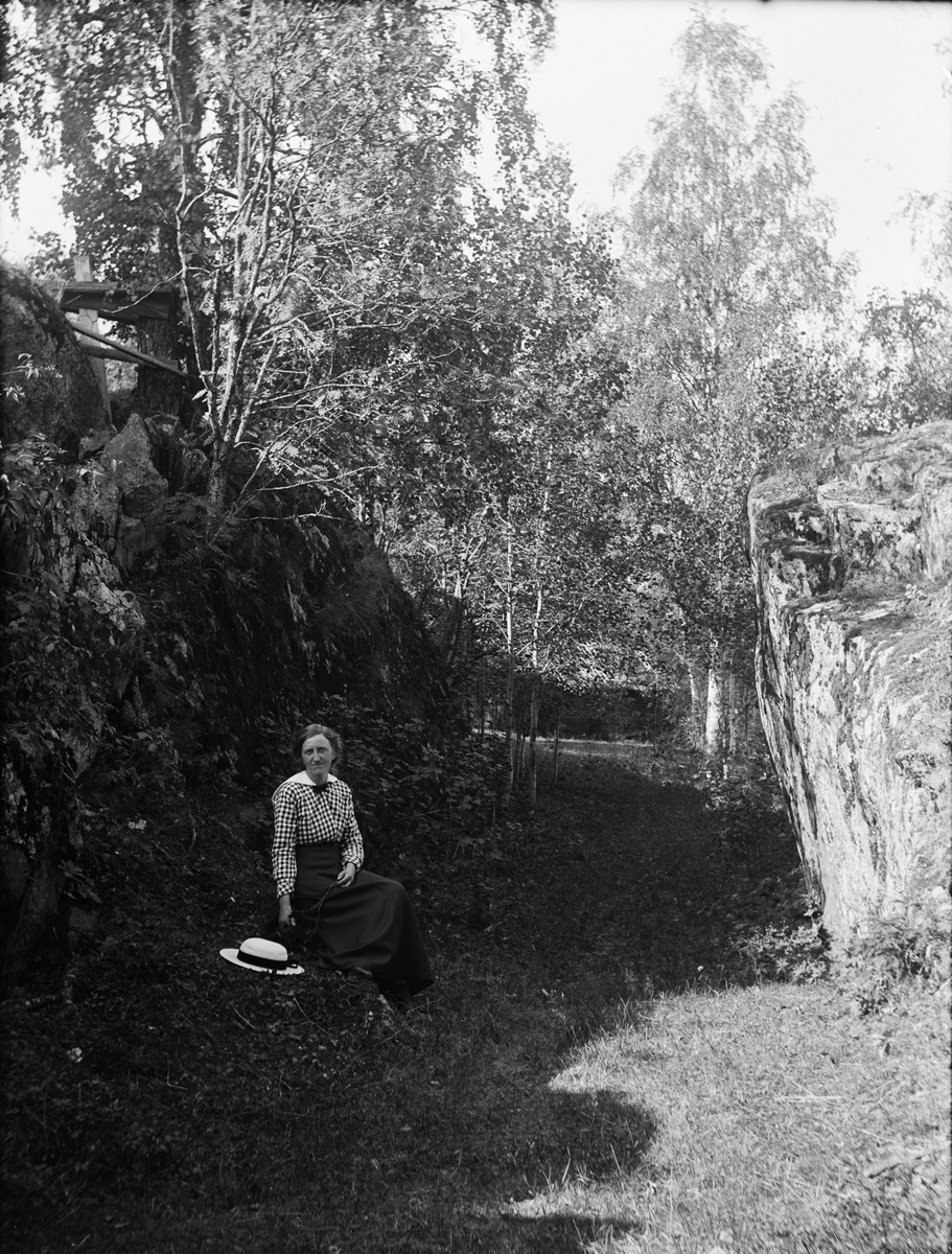 Josef Ärnström, Sannolikt Nora Ärnström sittandes i skogen