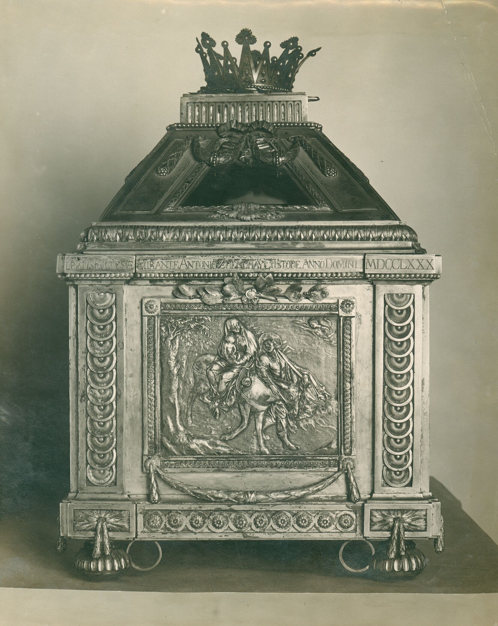 Vladimir Tkalčić, Zagreb - Zagrebačka katedrala - Relikvijar od srebra sa zlatnom krunom, izrađen 1780. godine po narudžbi zagrebačkog biskupa Josipa Galjufa