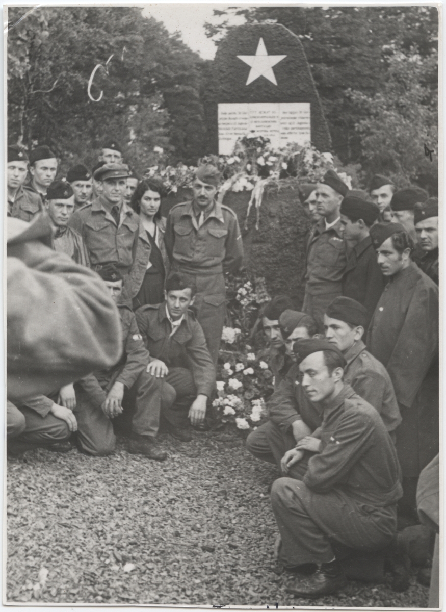 Unknown artist, Markering på gravplassen på St. Hanshaugen (Charlottenlund) i Trondheim våren/sommeren 1945. Frigitte jugoslaviske fanger m.fl.