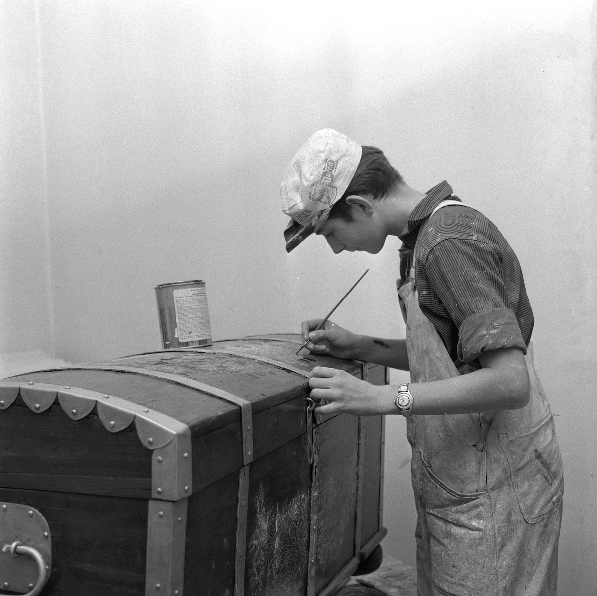 Örebro Kuriren, Verkstadskolegrabbar bygger kåk. 31 oktober 1958.