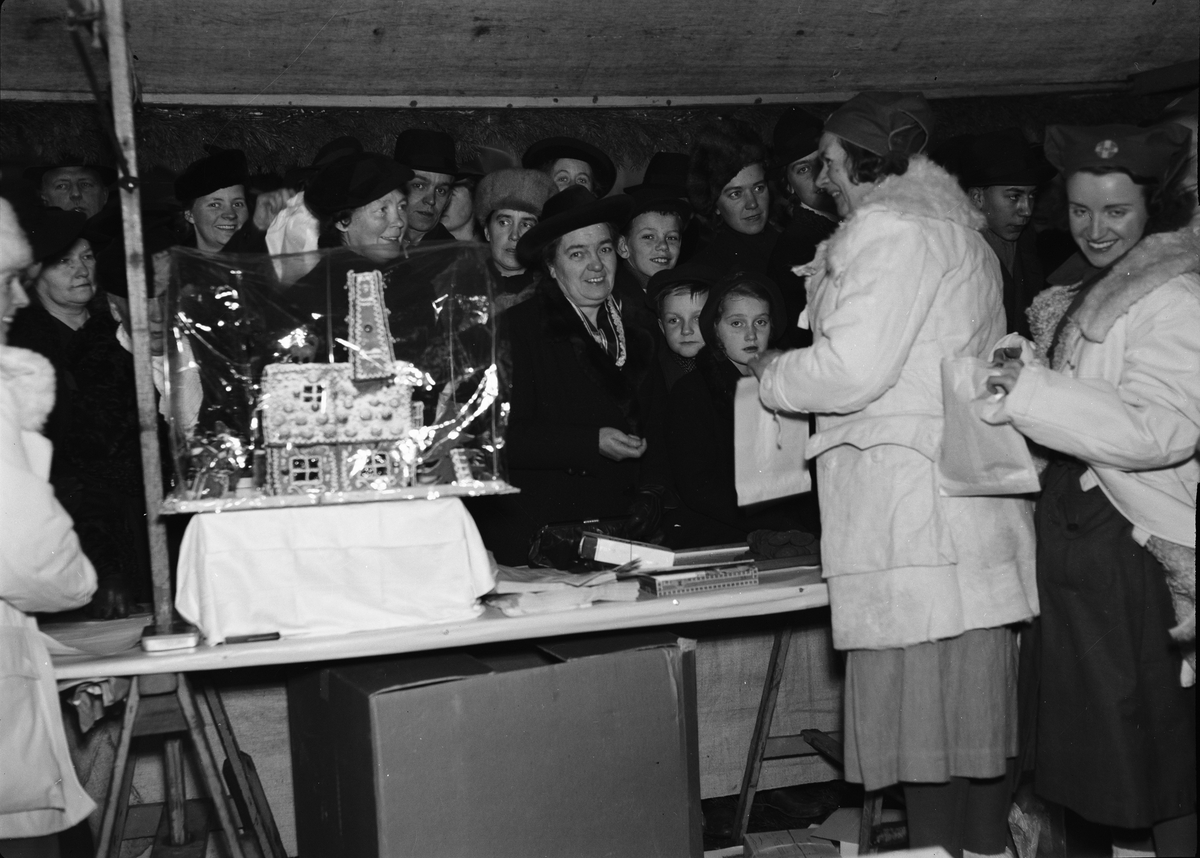 Paul Sandberg, “The Salt Month of the Lotons had a large and coloured audience,” Lottorna’s Christmas Market, Fyristorg