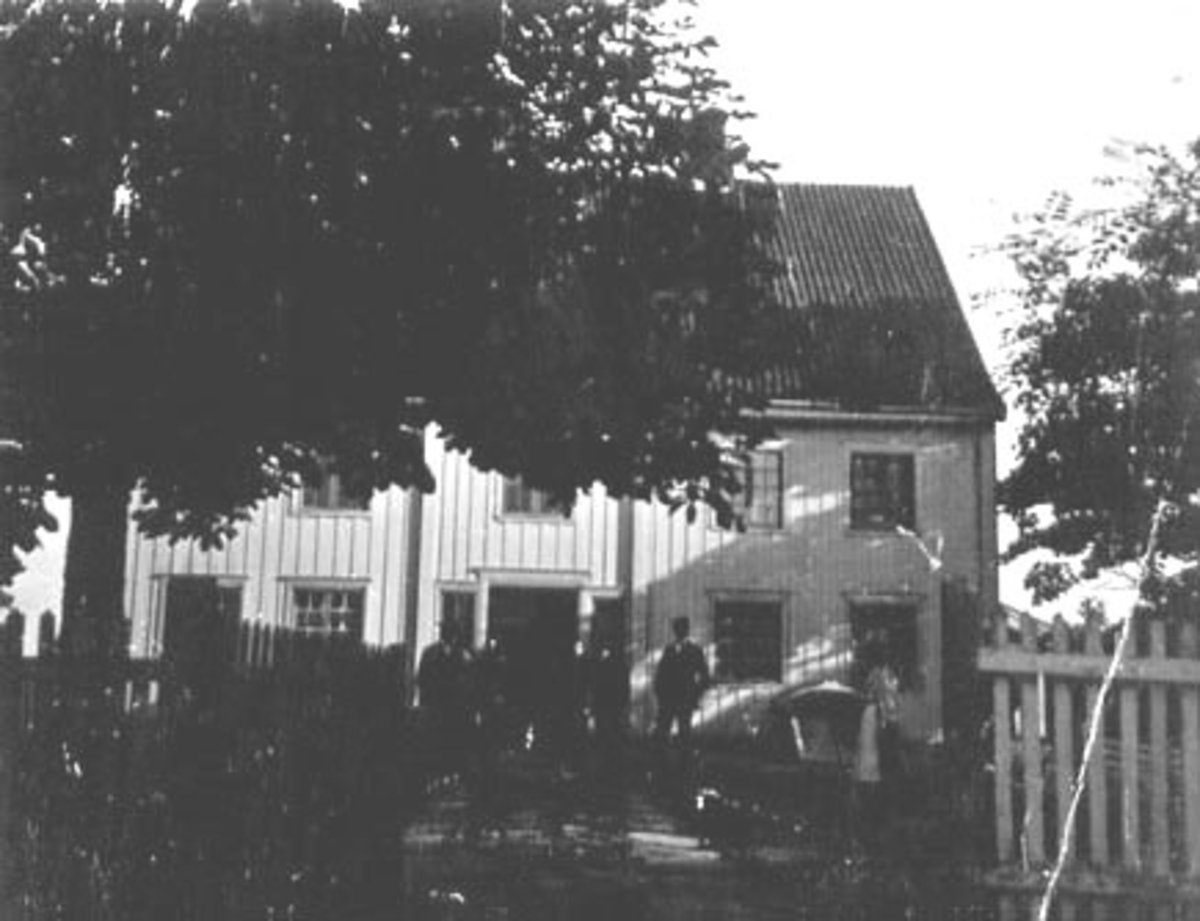 Anno Domkirkeodden, EKSTERIØR: HOVEDBYGNING, SKJELVE LILLE, PÅ BENKEN:KAROLINE GJESTVANG, GUSTAV GJESTVANG, , STÅENDE FRA VENSTRE: JOHAN GJESTVANG, TIL HØYRE: ARNE GJESTVANG, DAMEN TIL HØYRE: DORTHEA GJESTVANG