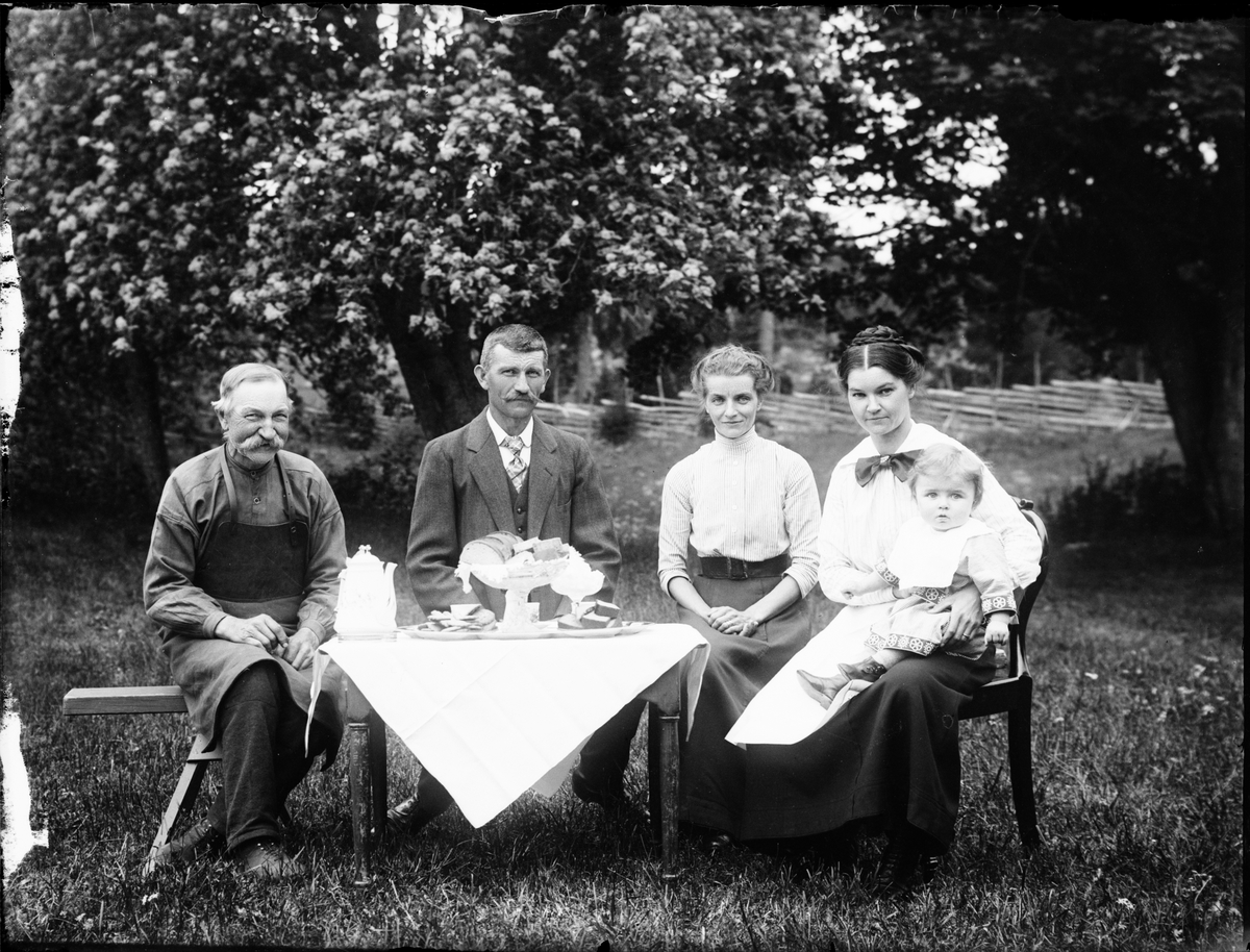 Skötsner-Edhlund, In the garden of shoemaker Wallin, Hermansbo, Uppland