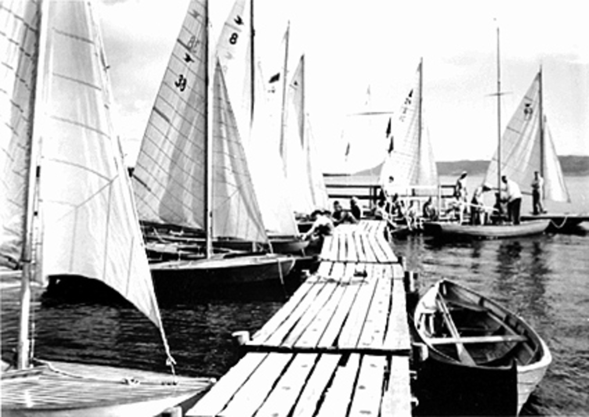Anno Domkirkeodden, SEILBÅTER, FOLK, ROBÅT, SEILERBRYGGA, RIDEHUSSTRANDA