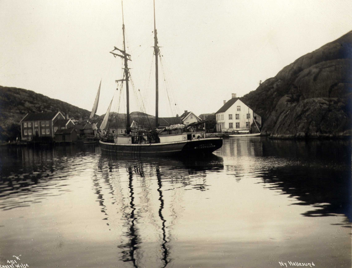 Anders Beer Wilse, Havneparti med seilskute, Ny Hellesund, Søgne, Vest-Agder. Fotografert 1912.