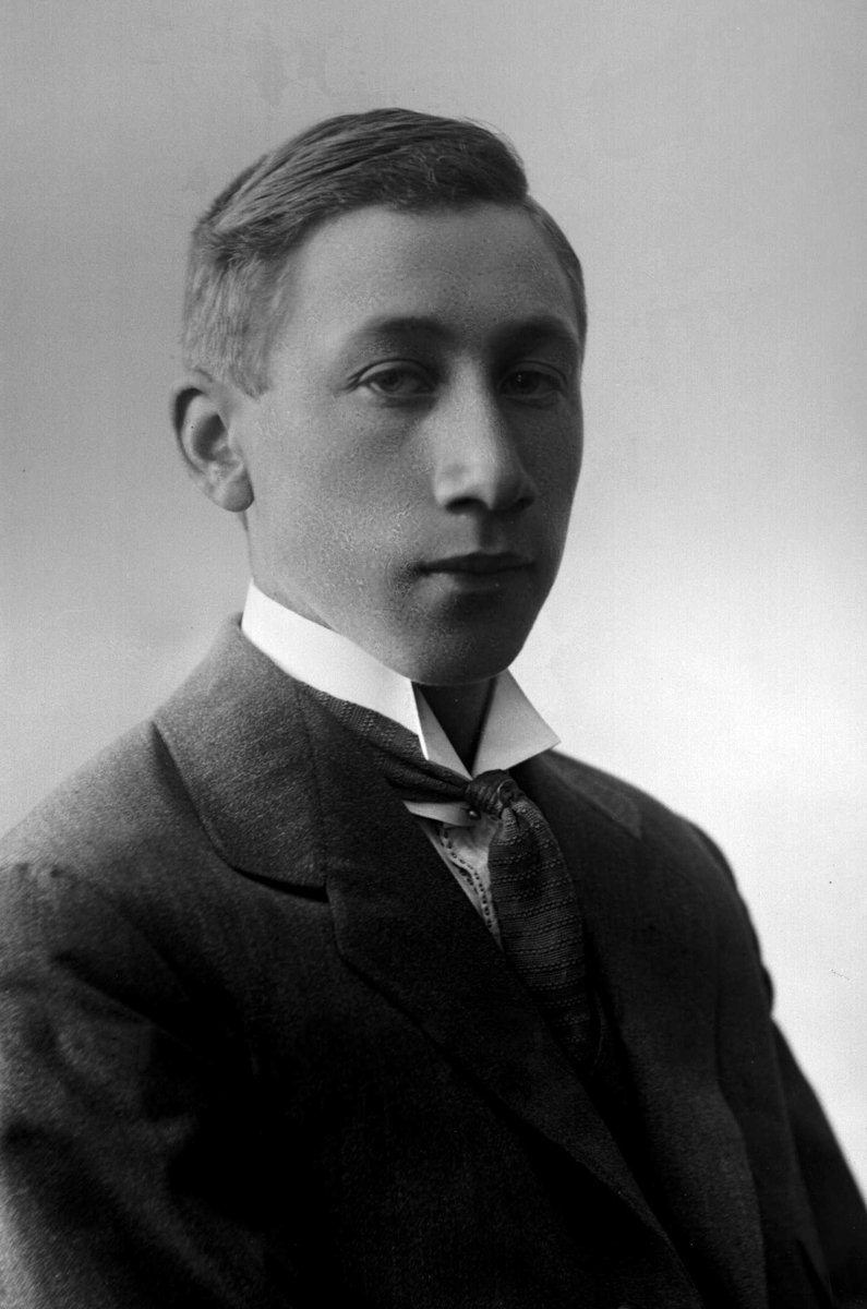 Gustav Borgen, Portrett, mann i dress.