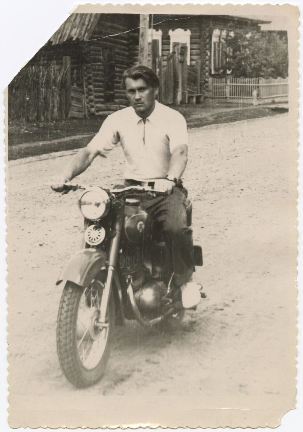 Nežinomas autorius, Česlovas Visockas važiuoja motociklu