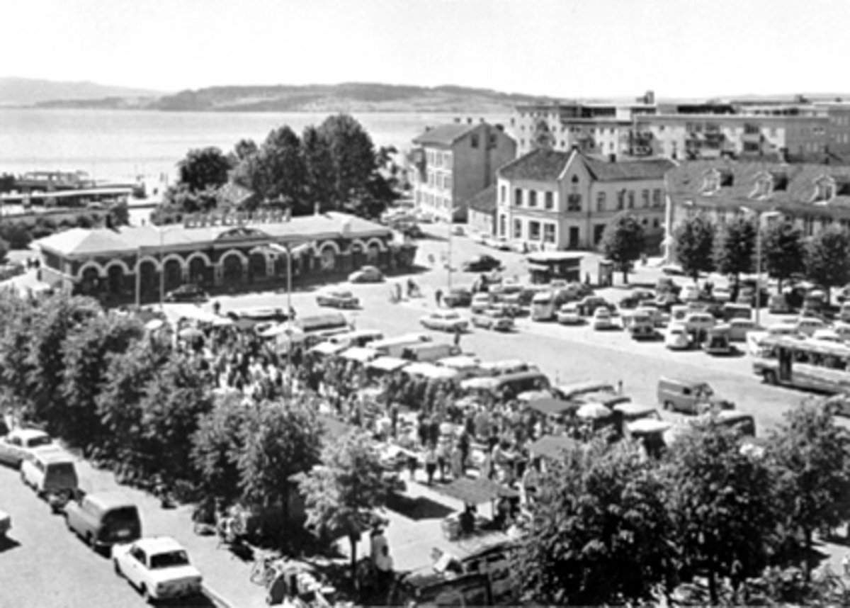 Anno Domkirkeodden, STORTORGET MOT BASARBYGNINGEN, LILLE STRANDGATE OG MJØSA, TORGHANDEL
