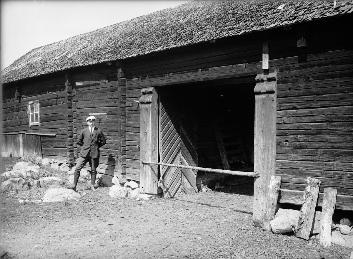 Paul Sandberg, Stall och portlider, Spikbole, Bälinge socken, Uppland 1920-tal