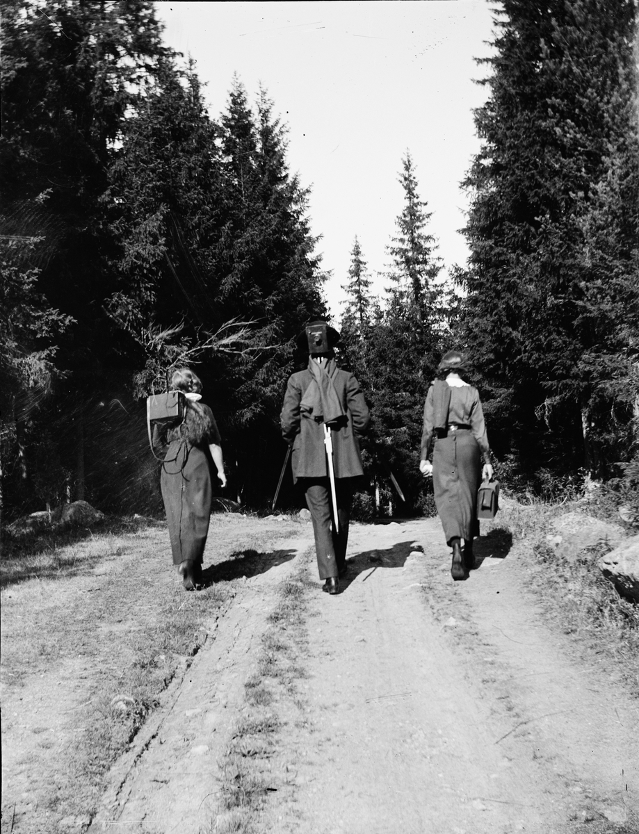 Skötsner-Edhlund, Syskonen Edhlund går bortåt på skogsväg, Östhammar, Uppland