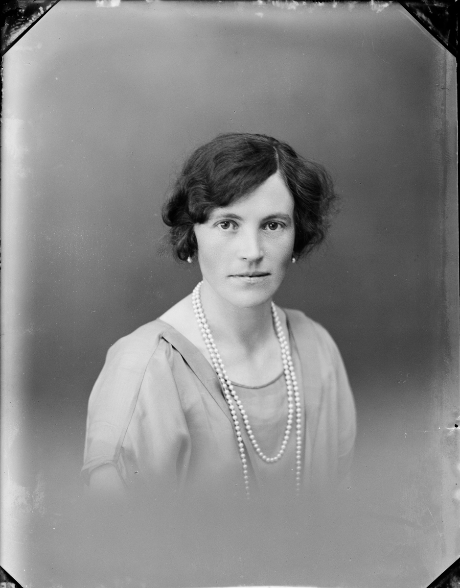 Skötsner-Edhlund, Ateljéporträtt - Signe Andersson från Kulla Nyhem, Uppland