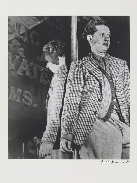 Bill Brandt, Dylan Thomas inside 'The Salisbury' (standing)