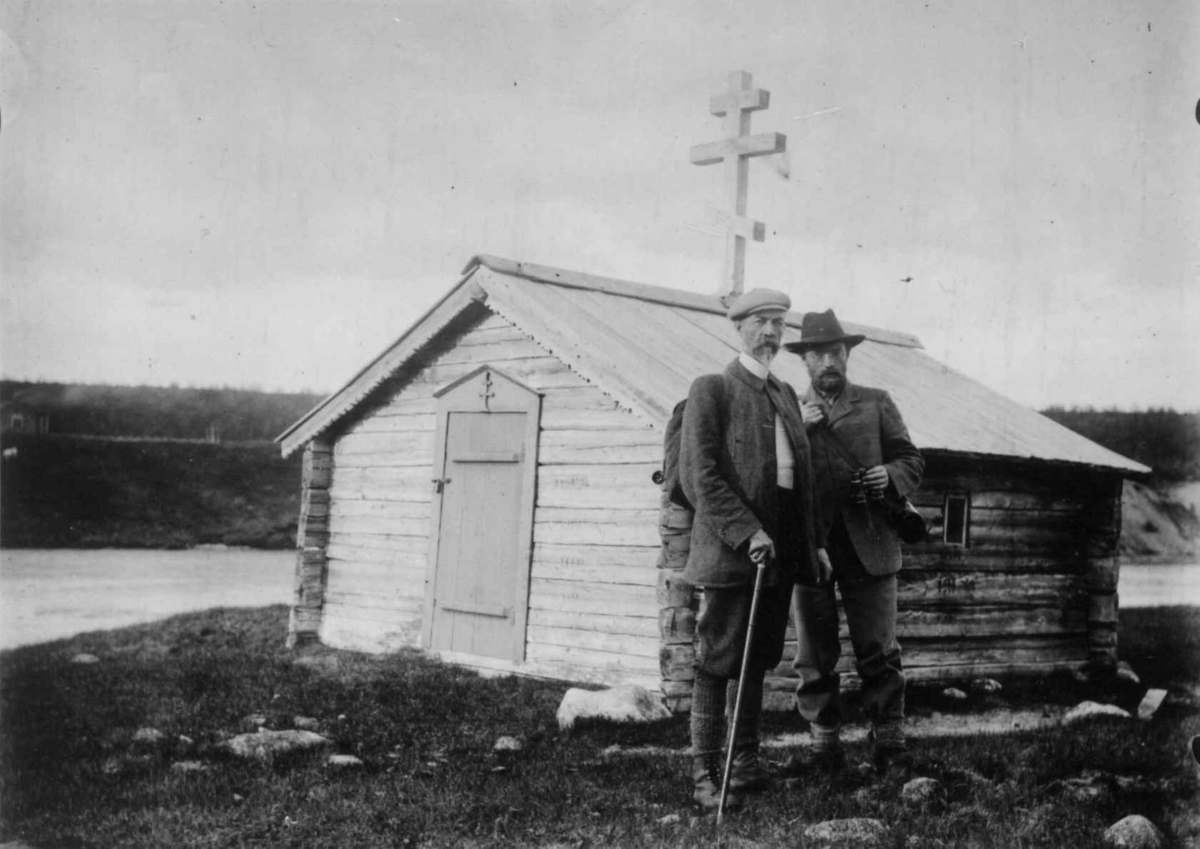 Ellisif Rannveig Wessel, Russisk-ortodoks kapell, med russisk kors, Neiden, Sør-Varanger, Finnmark, 1904-1905. Lege Andreas B. Wessel med kikkert t. h. sammen med mann med stokk.