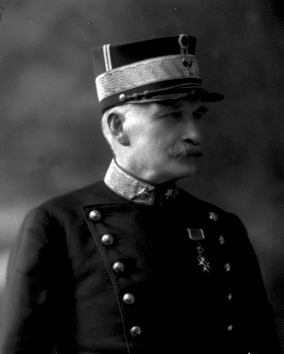 Gustav Borgen, Portrett, generalmajor Johan Lauritz Bull i uniform.