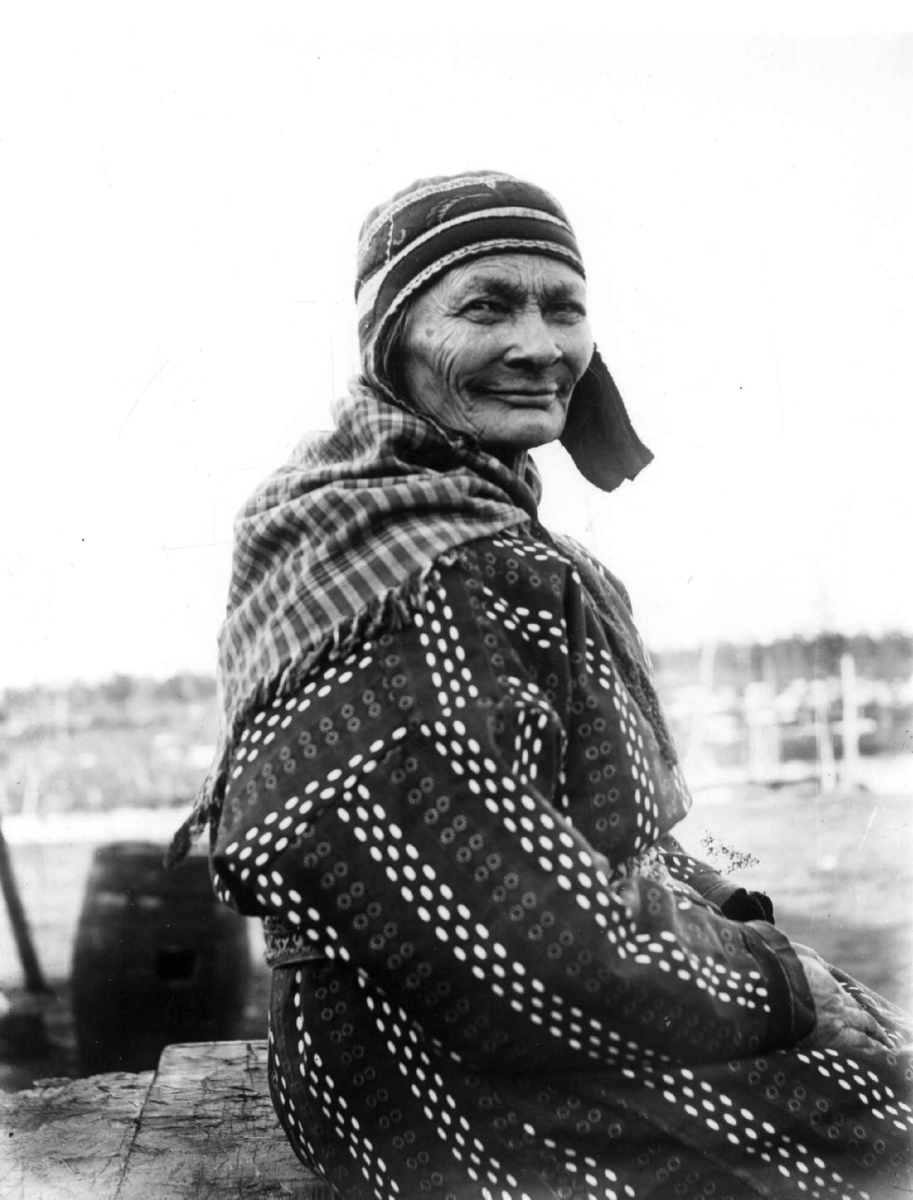 Konrad Nielsen, Kvinne med drakt fra Finland.