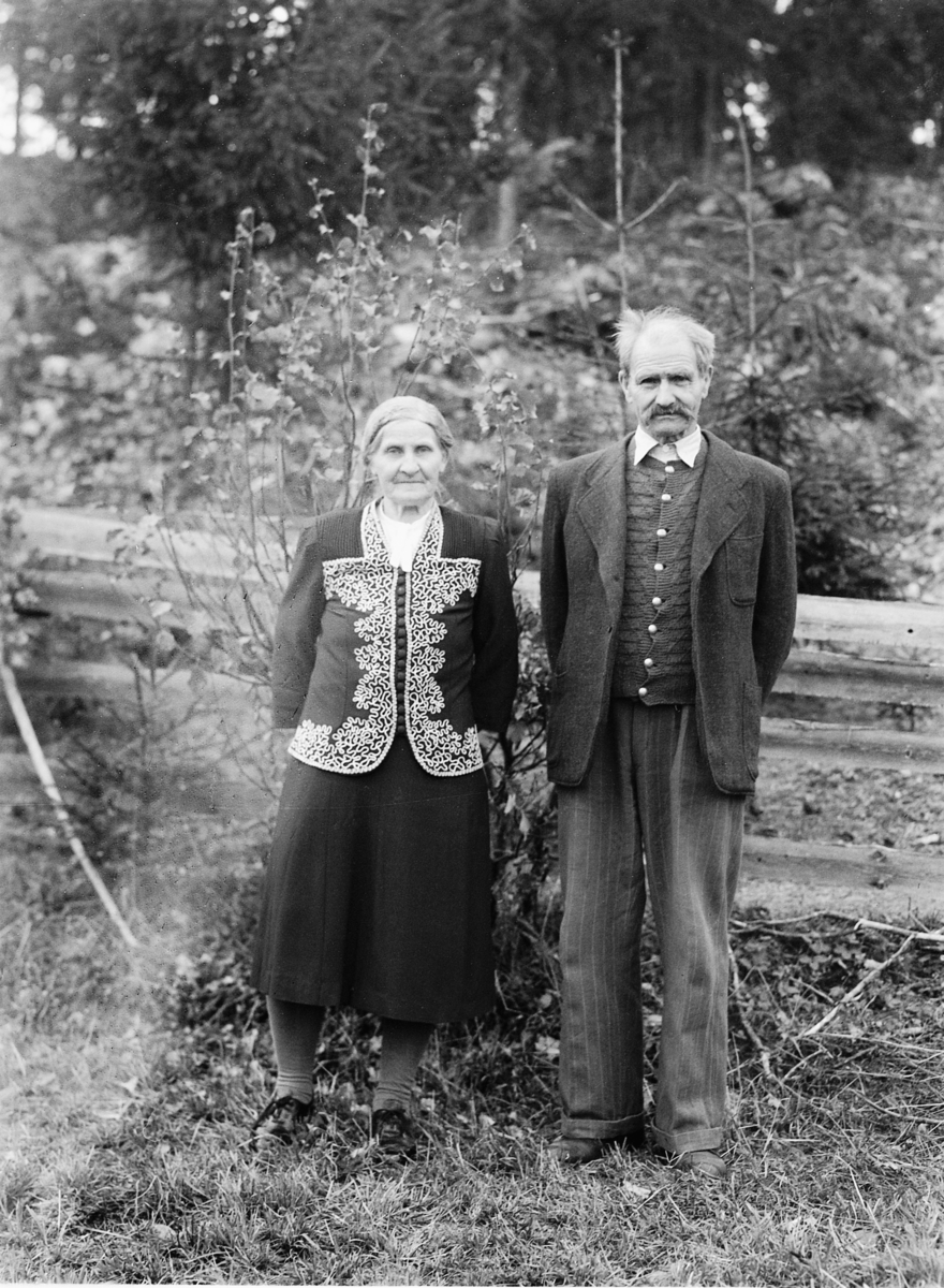 Håkon Prestkværn, Peder N. Langgård og Anna Langgård (født Andreasdatter Nysveen). Foto tatt 5. oktober 1947 ved konfirmasjonen til Anne Karoline Langgård på Nedre Langgård i Næroset.