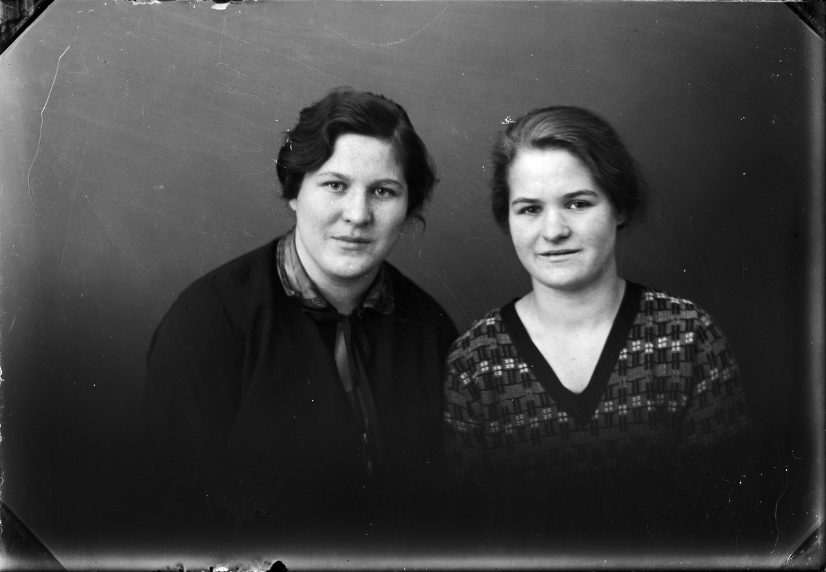 Skötsner-Edhlund, Ateljéporträtt - två kvinnor, Östhammar, Uppland