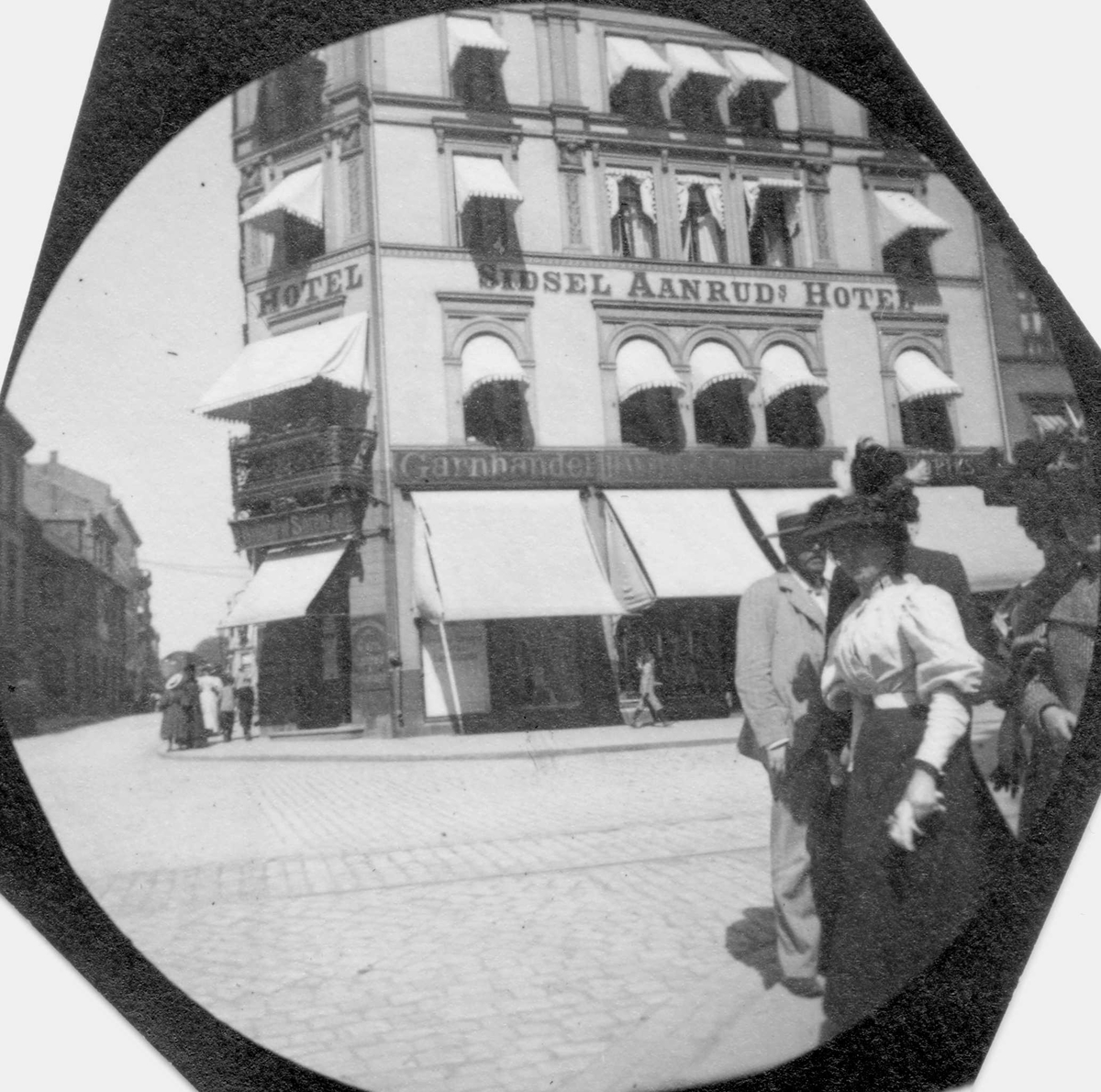 Fredrik Carl Mülertz Størmer, Mennesker i bygate. Sidsel Aanrud´s Hotell, ant. Oslo, med garnhandel i 1. etasje.