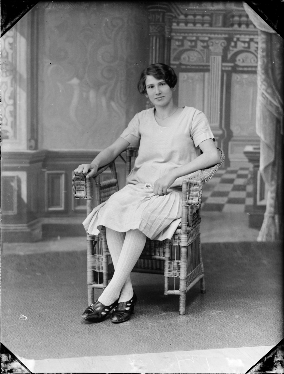 Skötsner-Edhlund, Ateljéporträtt - Edith Magnusson från Lundsvedja, Valö socken, Uppland