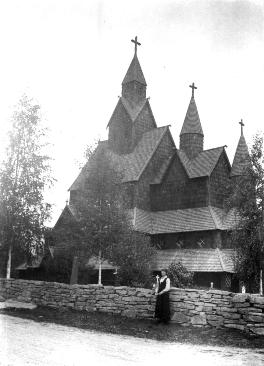 Anna Grostøl, Telemark 1935. Heddal stavkirke.
