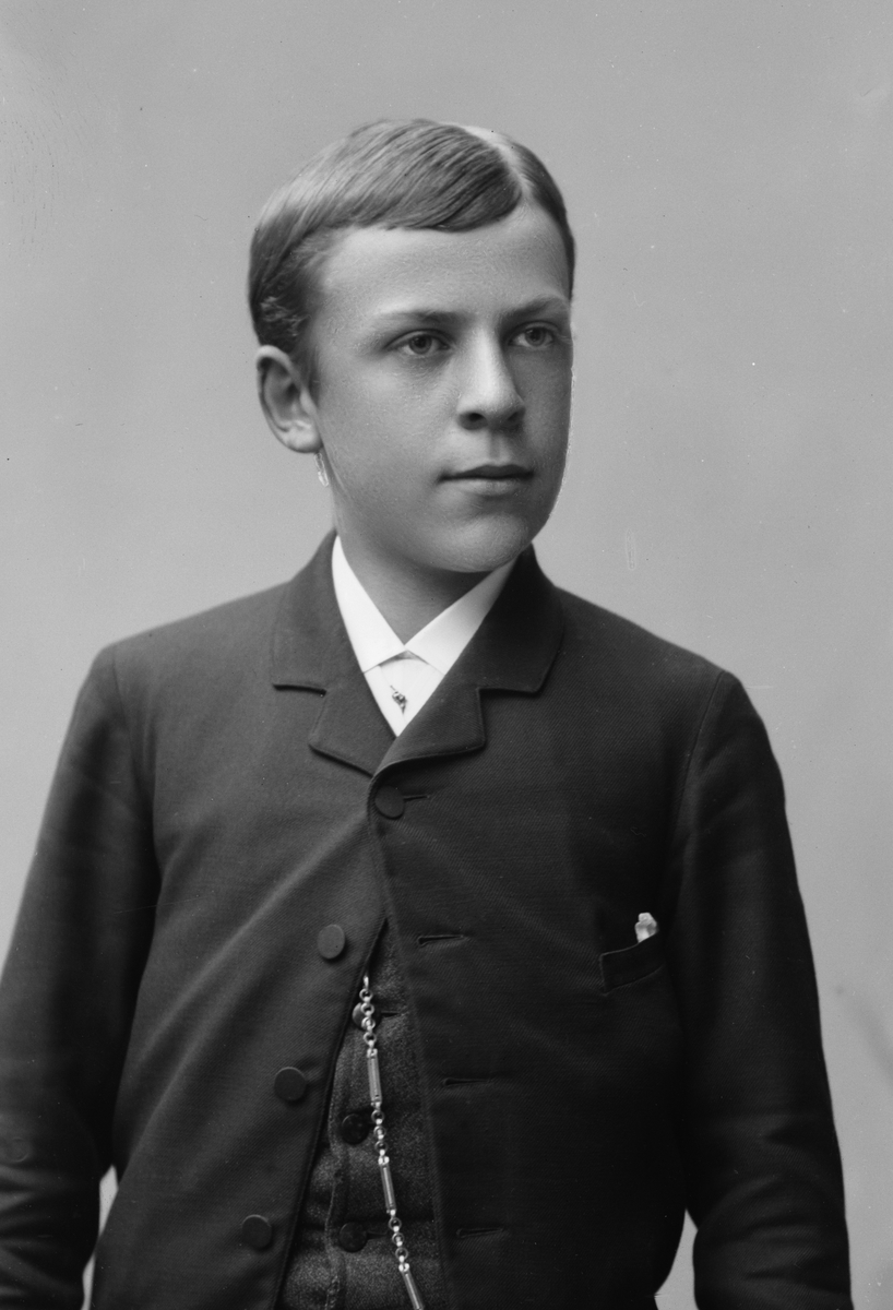 Maria Tesch, Porträtt. Porträttbild från Maria Teschs ateljé. Foto: Maria Tesch. Fotograferad i Maria Teschs ateljé som fanns i Linköping åren 1873 - 1936. Digitaliserad efter original glasnegativ som förvaras på Stiftsbiblioteket /Linköpings stadsbibliotek.
