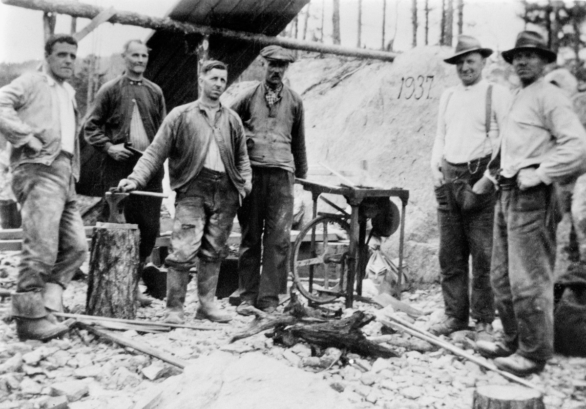 Anno Domkirkeodden, GRUPPE 6 VEGARBEIDERE, ESSE OG AMBOLT, SKJÆRING NR. 37 I 1937 PÅ OSMYRA, FRA VENSTRE: RUDOLF OPPEGÅRD, TORVALD SØBERG, TORLEIF ENGER, ALFRED KVERNBAKKEN, GUSTAV KJERNSHOLEN OG TEODOR PETTERSEN, INNHOGD ÅRSTALLET 1937 PÅ STEIN