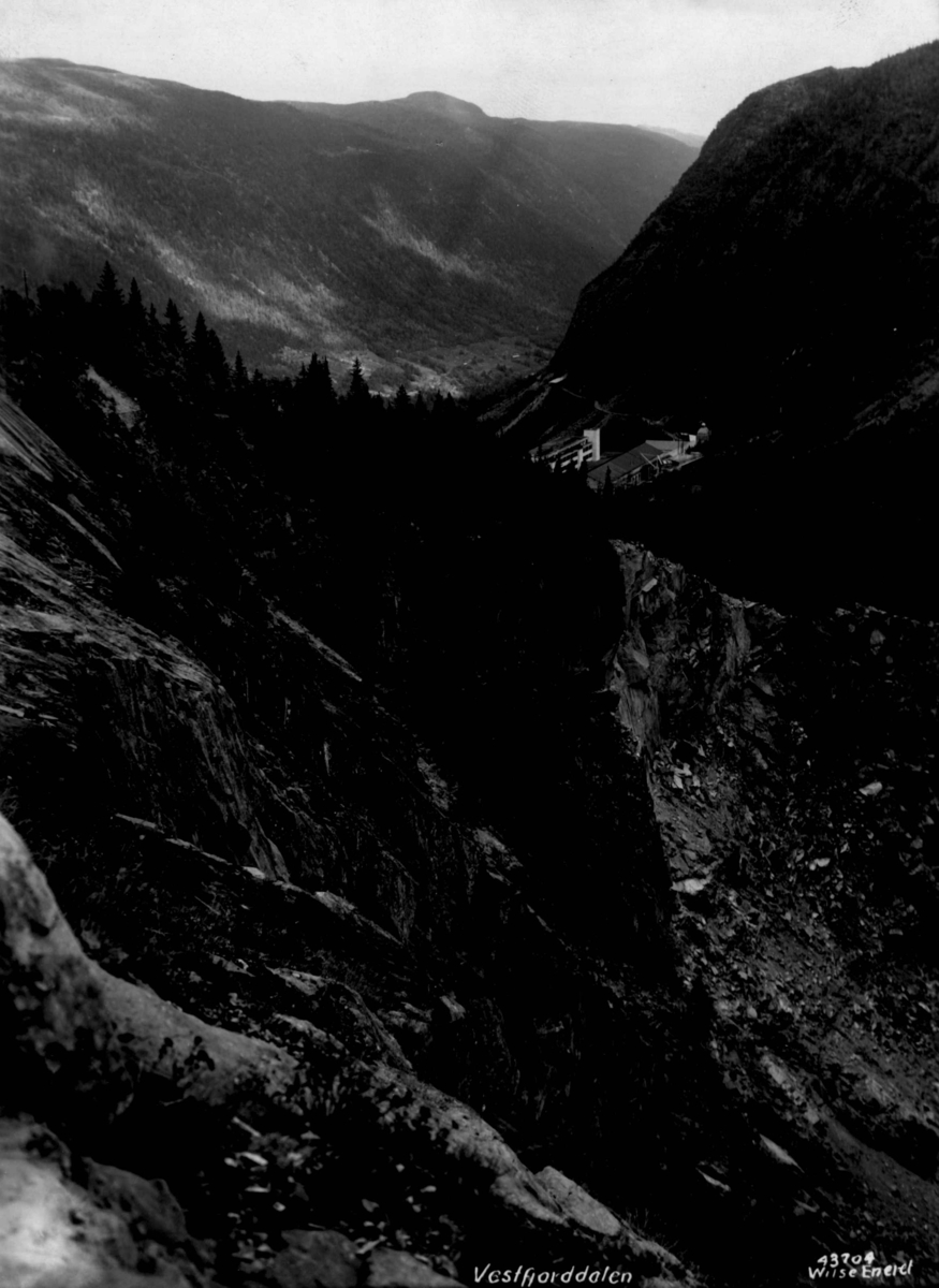 Anders Beer Wilse, Kraftstasjonen i Vemork ved Rjukan i Vestfjorddalen i Tinn. Maristien