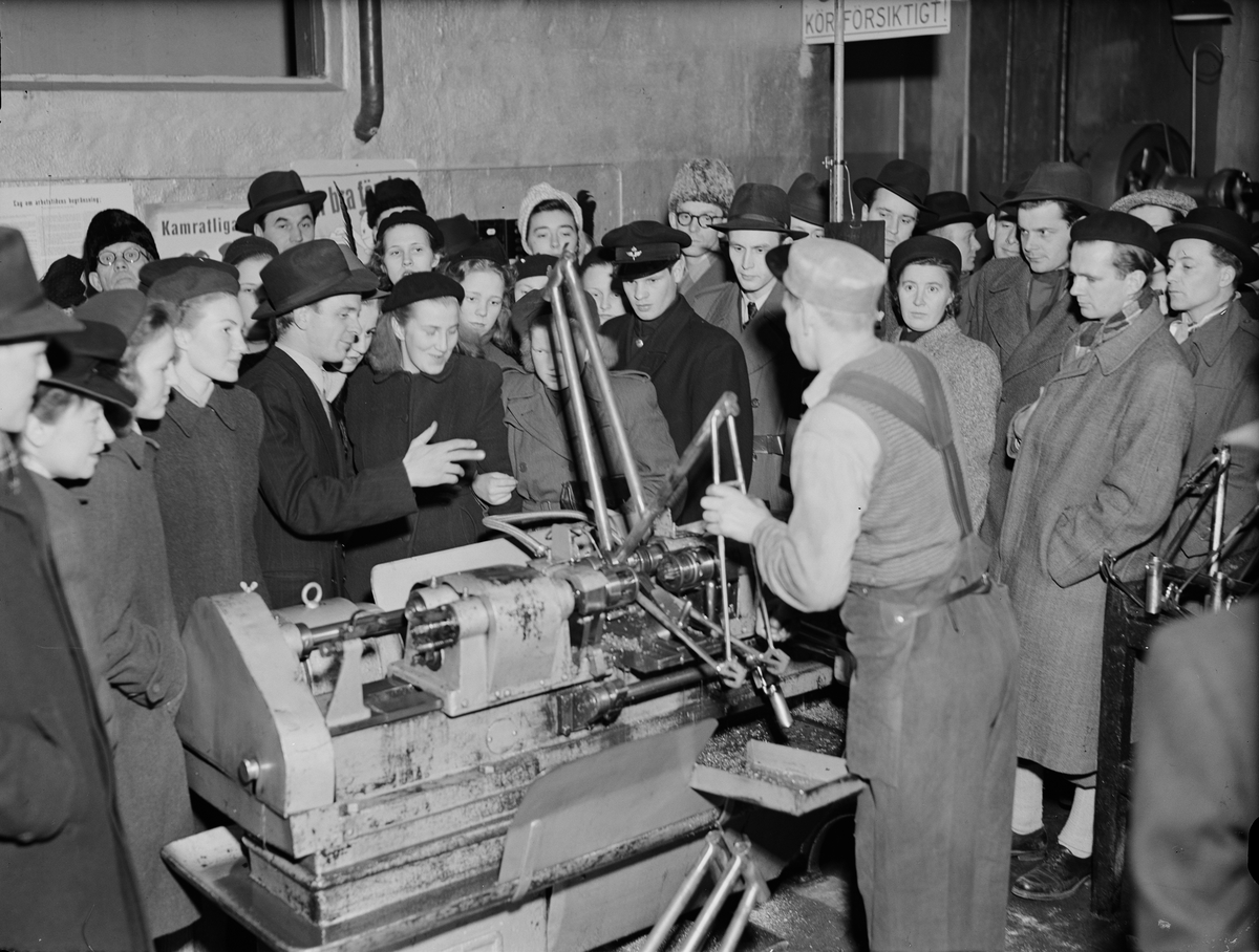 Paul Sandberg, "Besök hos Nymans intressant visningsupptakt", AB Nymans Verkstäder, Uppsala 1948