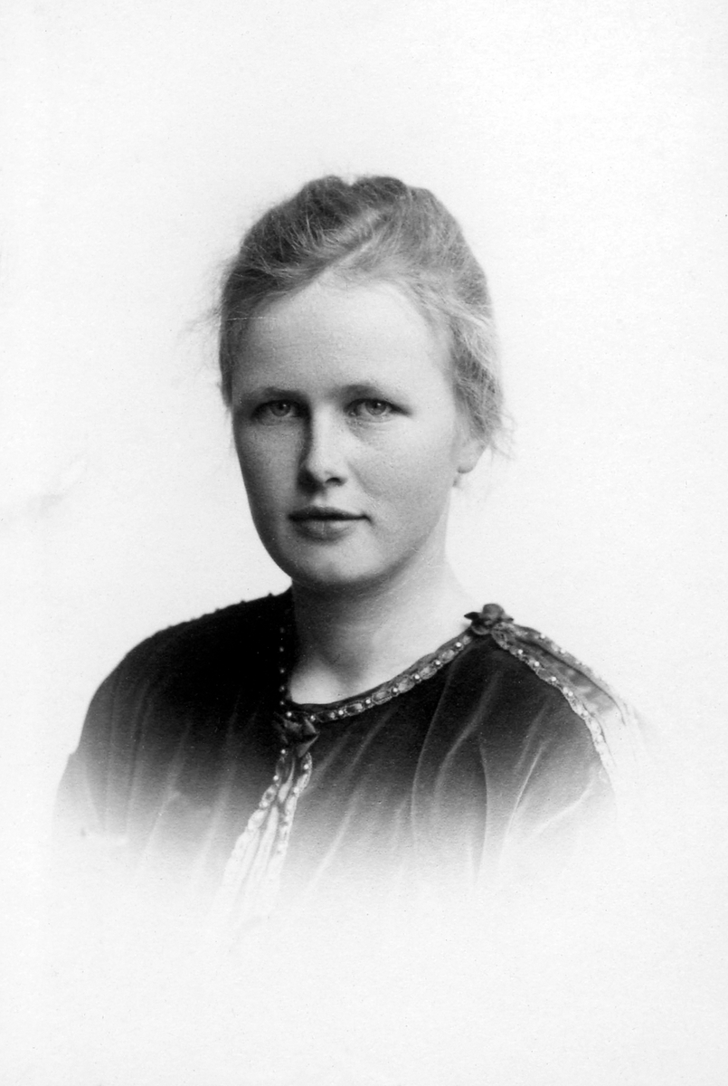 Anno Domkirkeodden, OLAUG TURTUMØYGARD, FØDT HEKNEBY. PORTRETT.