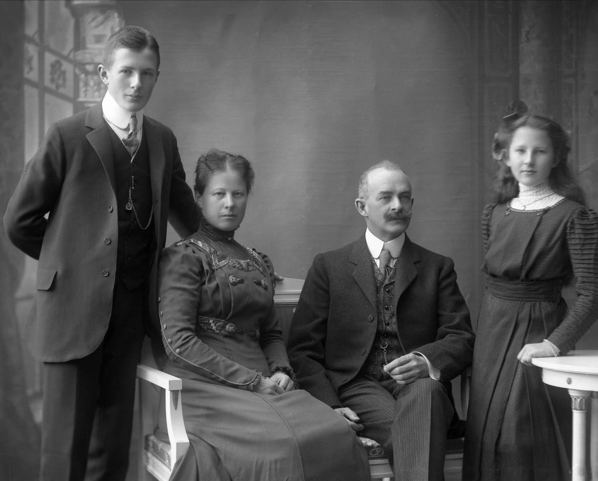 Gustav Borgen, Conrad Möller Falsen, Christine Marthea Holmsen, gift Falsen, Hagbart Falsen og Erna Johanne Falsen, senere gift Groth. Familiegruppe portrett.