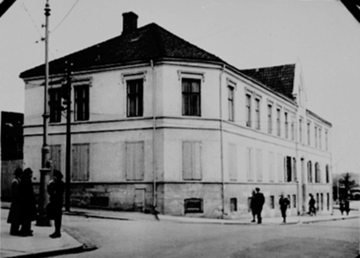 Anno Domkirkeodden, EKSTERIØR GRØNNEGATA 1, FRIGJØRINGSDAGENE 1945, FORBLENDING AV VINDUENE