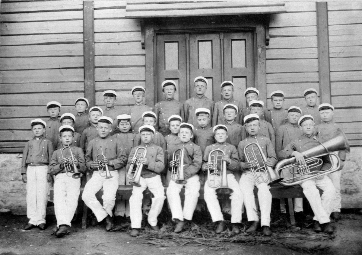 Anno Domkirkeodden, Musikkorpset med gutter fra Toftes Gave, Nedre Sund, Helgøya. I uniformer med sine instrumenter.
