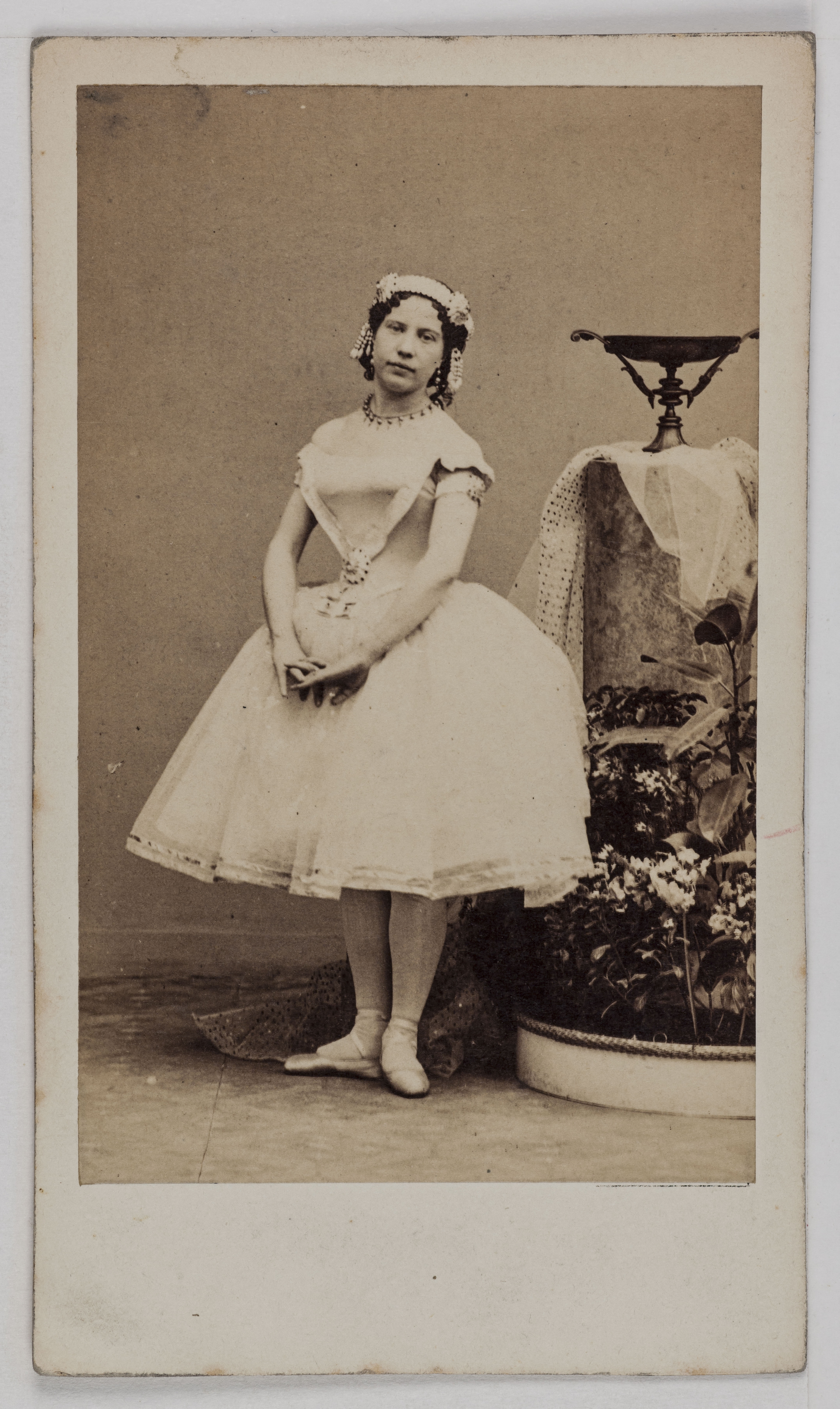 Disderi & Cie, Portrait de Volter (Wolter ou Walter ?; aînée ou Aimée ?), danseuse à l'Opéra.