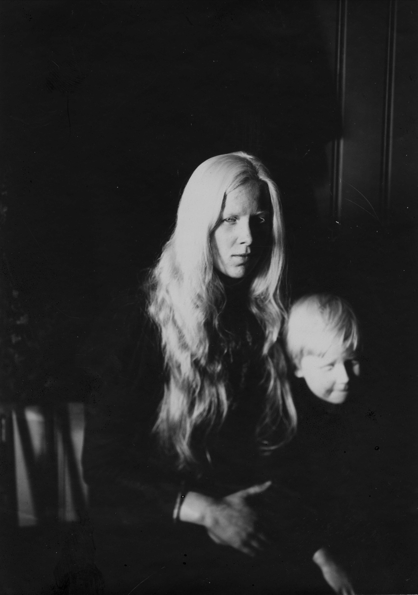 Robert Collett, Portrett av jente og gutt som antakelig var albino. Serie tatt av Robert Collett (1842-1913), amatørfotograf og professor i zoologi.
