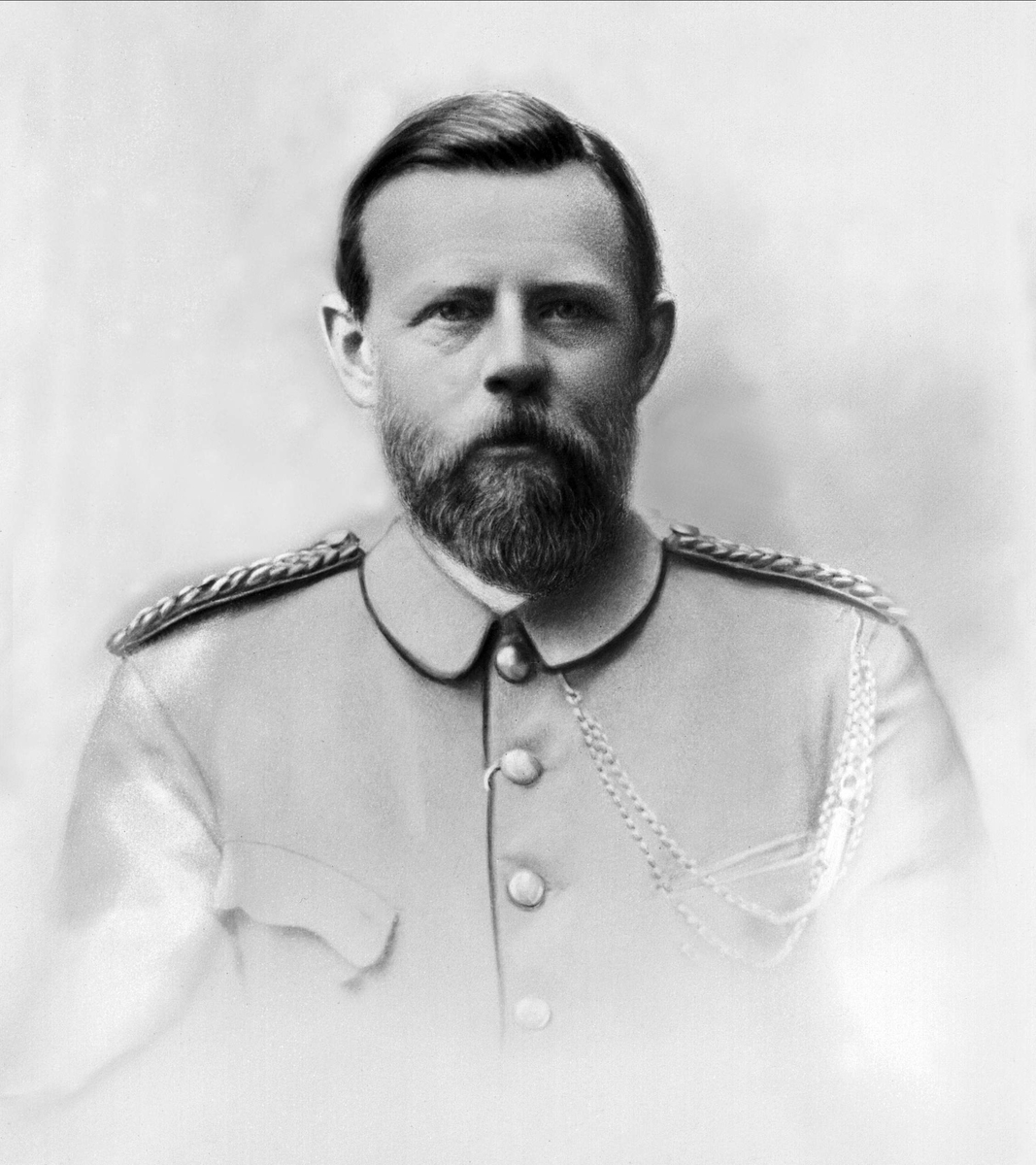Gustav Borgen, Avfotografering. Mann i lys uniformsjakke. Fru kaptein Kokkins kopi.
