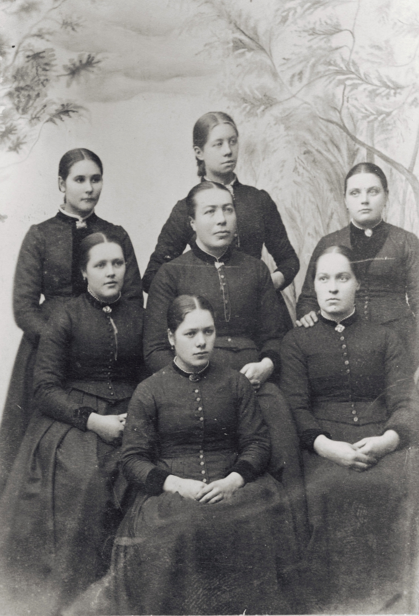 Iv. Olsen, Visittkort med 7 staute kvinner - syskole