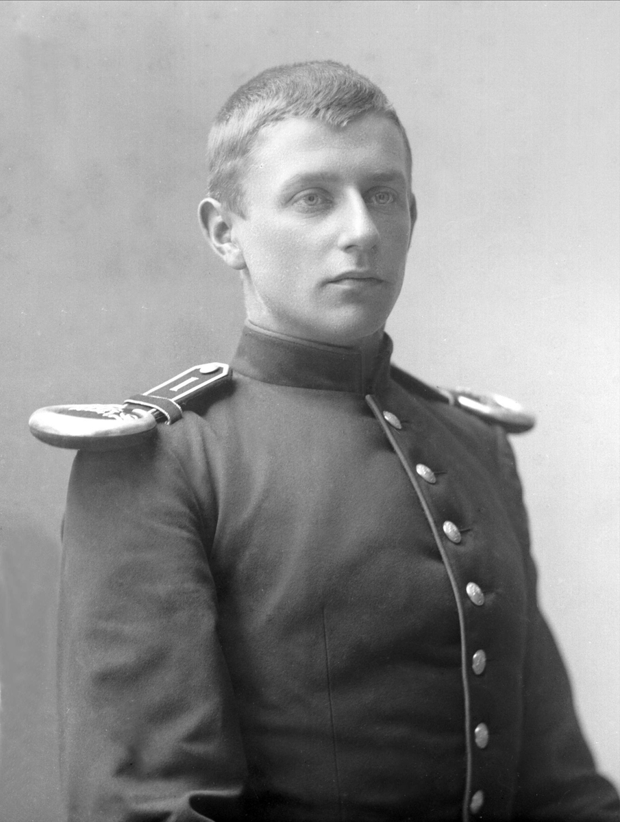 Gustav Borgen, Portrett, mann i kadettuniform.