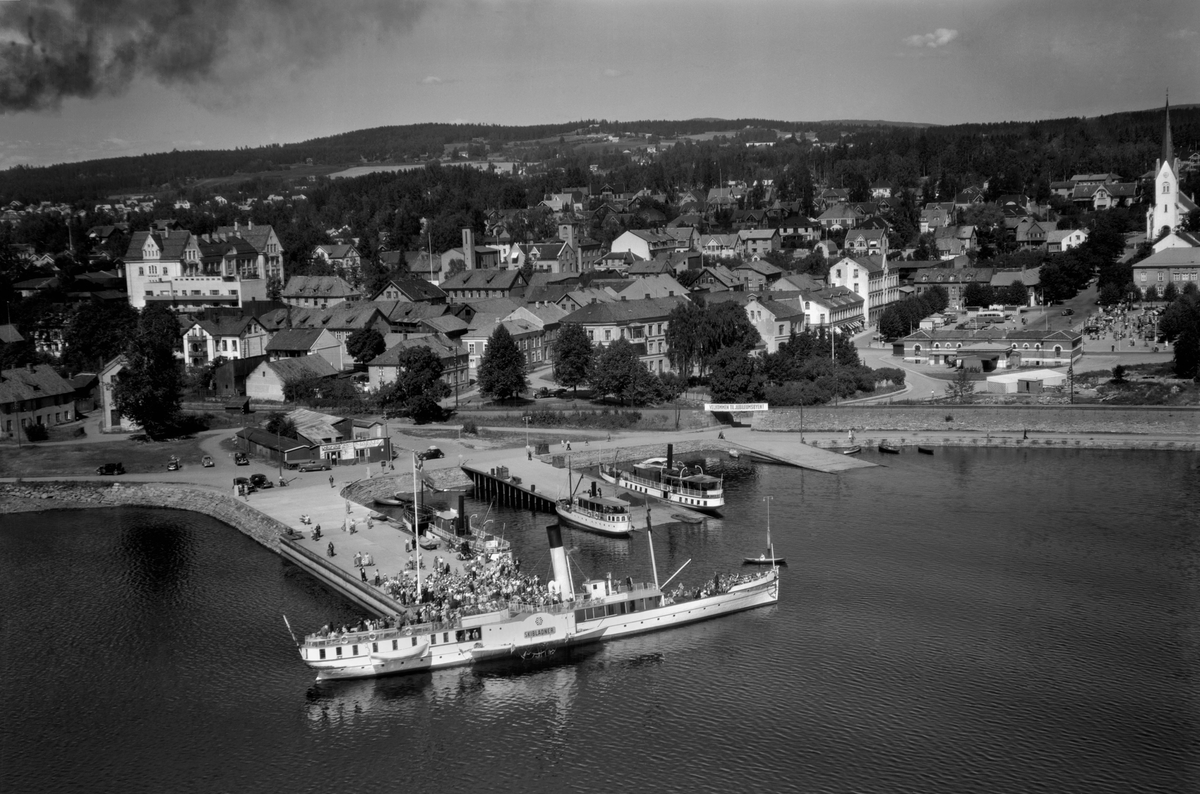 Widerøes Flyveselskap A/S, FLYFOTO, brygga Hamar. Skibladner ved kaia.