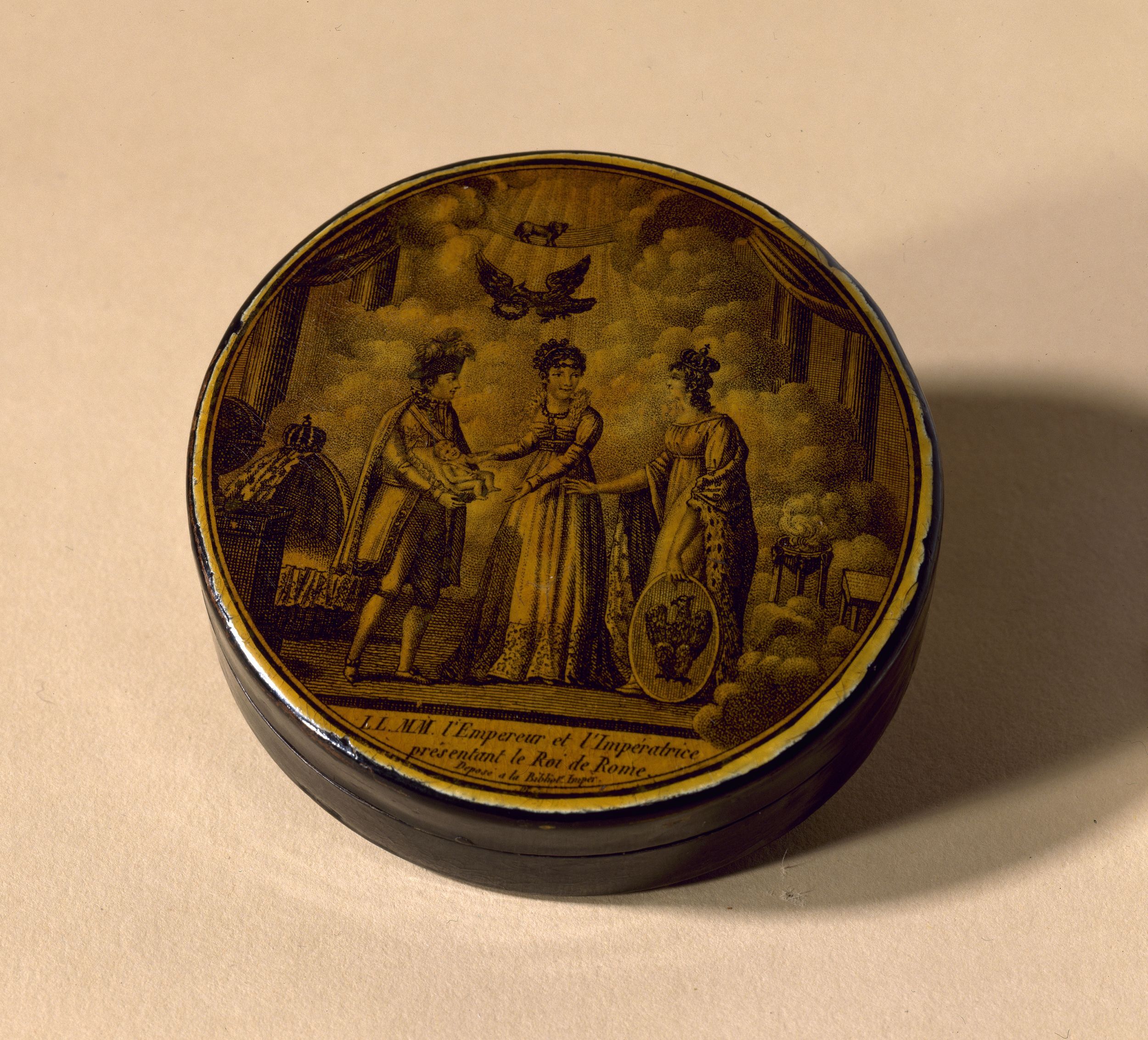 Anonyme, Tabatière représentant l'Empereur Napoléon Ier et l'Impératrice Marie-Louise présentant leur fils à la France, en 1811