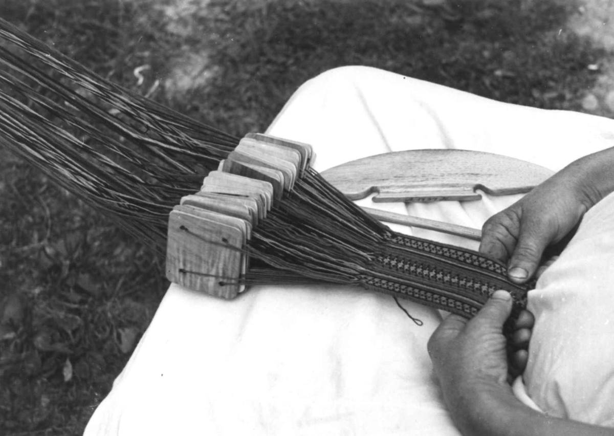 Anna Grostøl, Bø, Telemark 1940. Brikkeveving. Anne Kåsine vever belte.