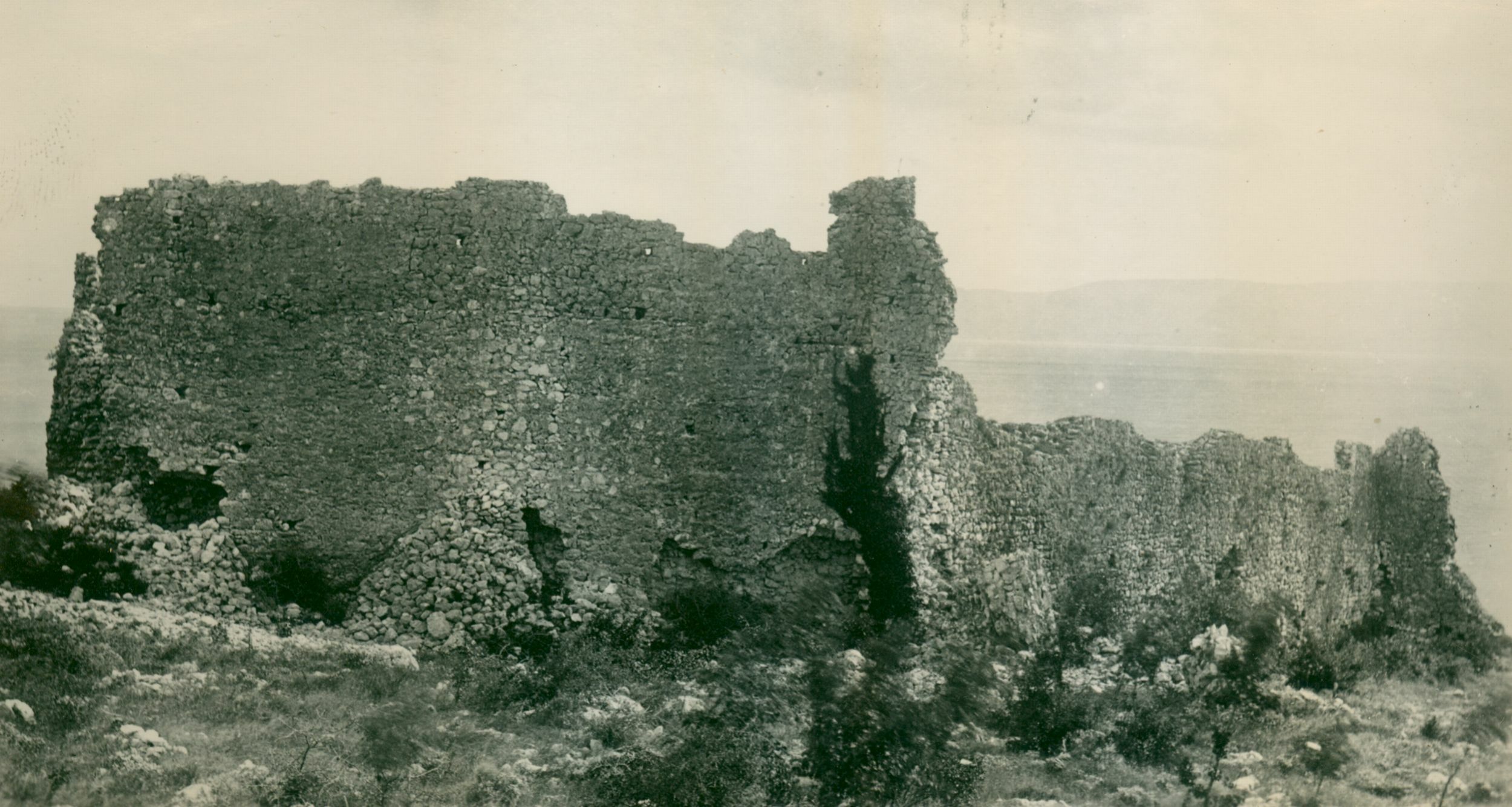 Josip Brunšmid, Lopar - ruševine srednjovjekovnog(?) grada – sjeverozapadna strana izvana