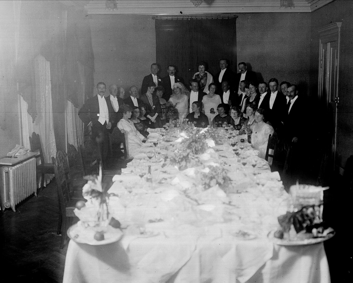 Gustav Borgen, Gruppportrett, Dir.Lems bryllup 1919. Festsalen.