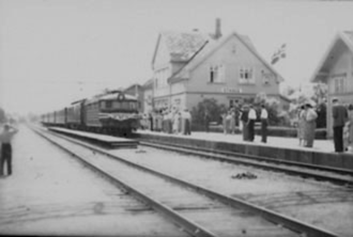 Anno Domkirkeodden, TOG, STANGE STASJON, MYE FOLK, ÅPNING AV ELEKTRISK JERNBANE