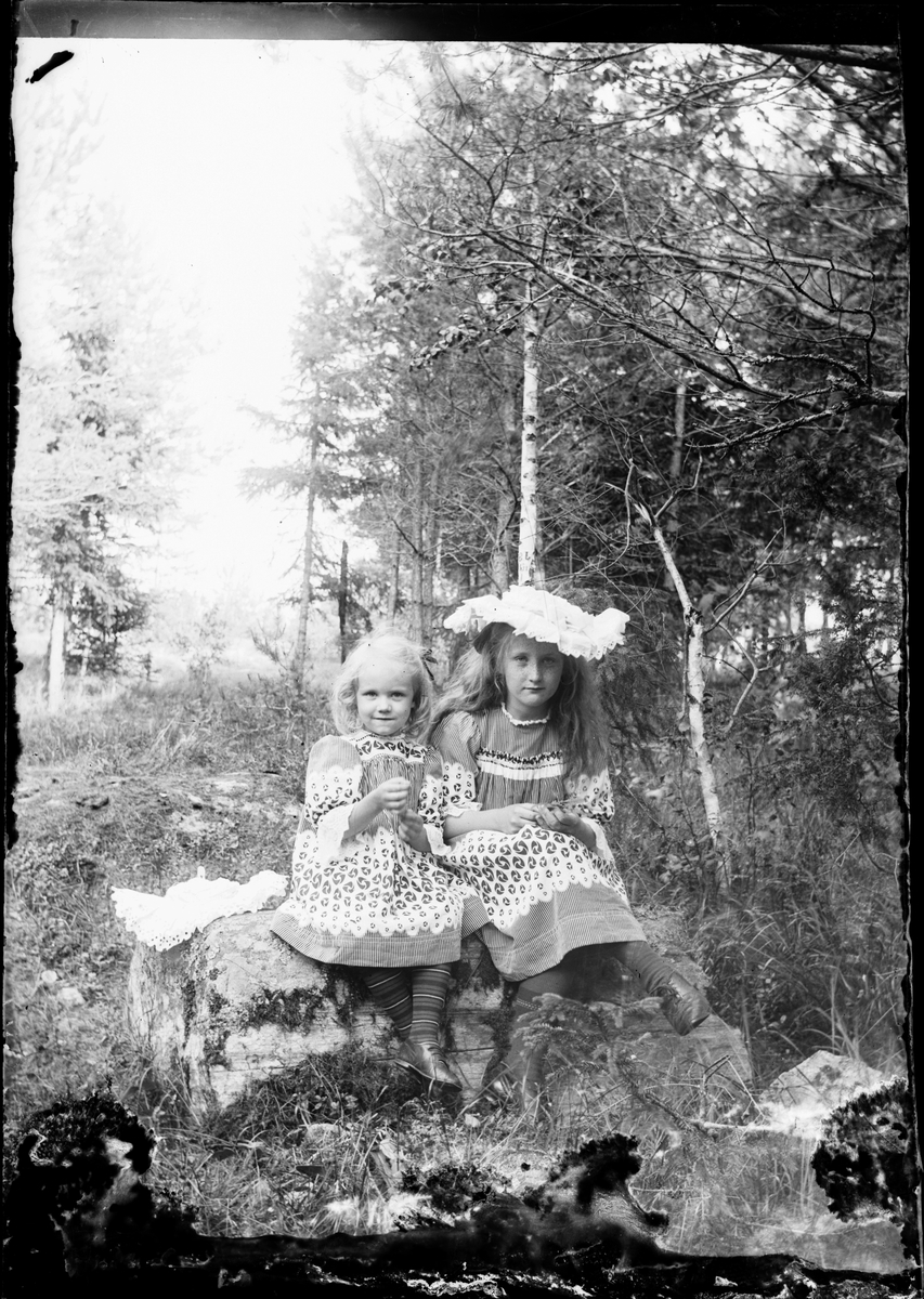Skötsner-Edhlund, Tyra och Sara sitter på en sten, Östhammar, Uppland