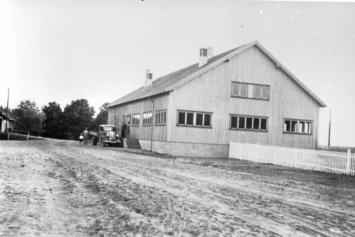 Anno Domkirkeodden, Eksteriør, Strand Brænderi, Moelv, Ringsaker. Lastebil foran inngengen til lagerbygning, fruktlager.